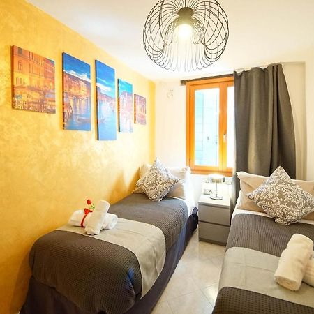 Gondola View Apartment Venesia Bagian luar foto