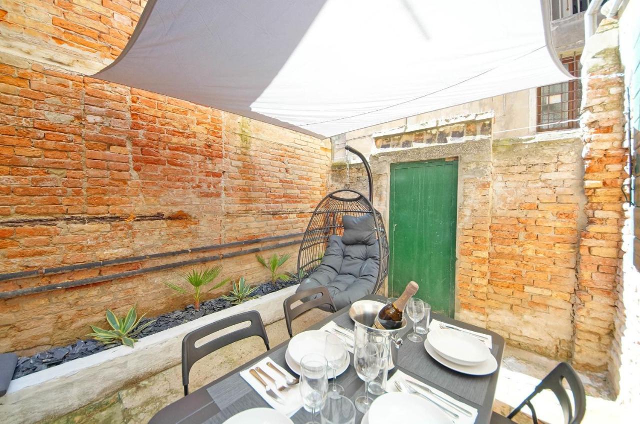 Gondola View Apartment Venesia Bagian luar foto
