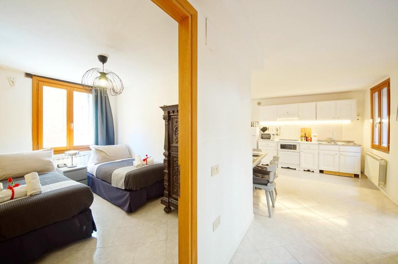 Gondola View Apartment Venesia Bagian luar foto