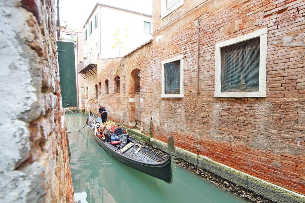 Gondola View Apartment Venesia Bagian luar foto