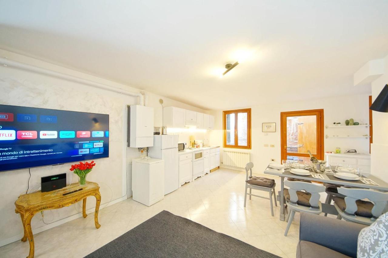 Gondola View Apartment Venesia Bagian luar foto