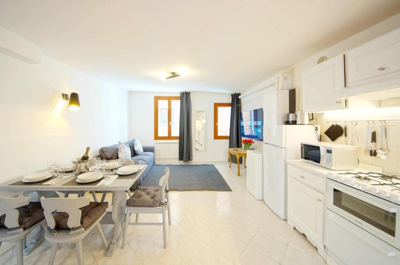 Gondola View Apartment Venesia Bagian luar foto