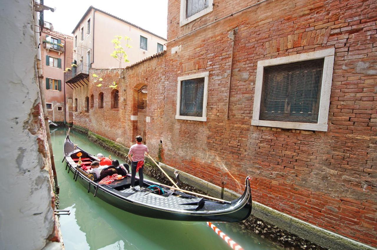 Gondola View Apartment Venesia Bagian luar foto