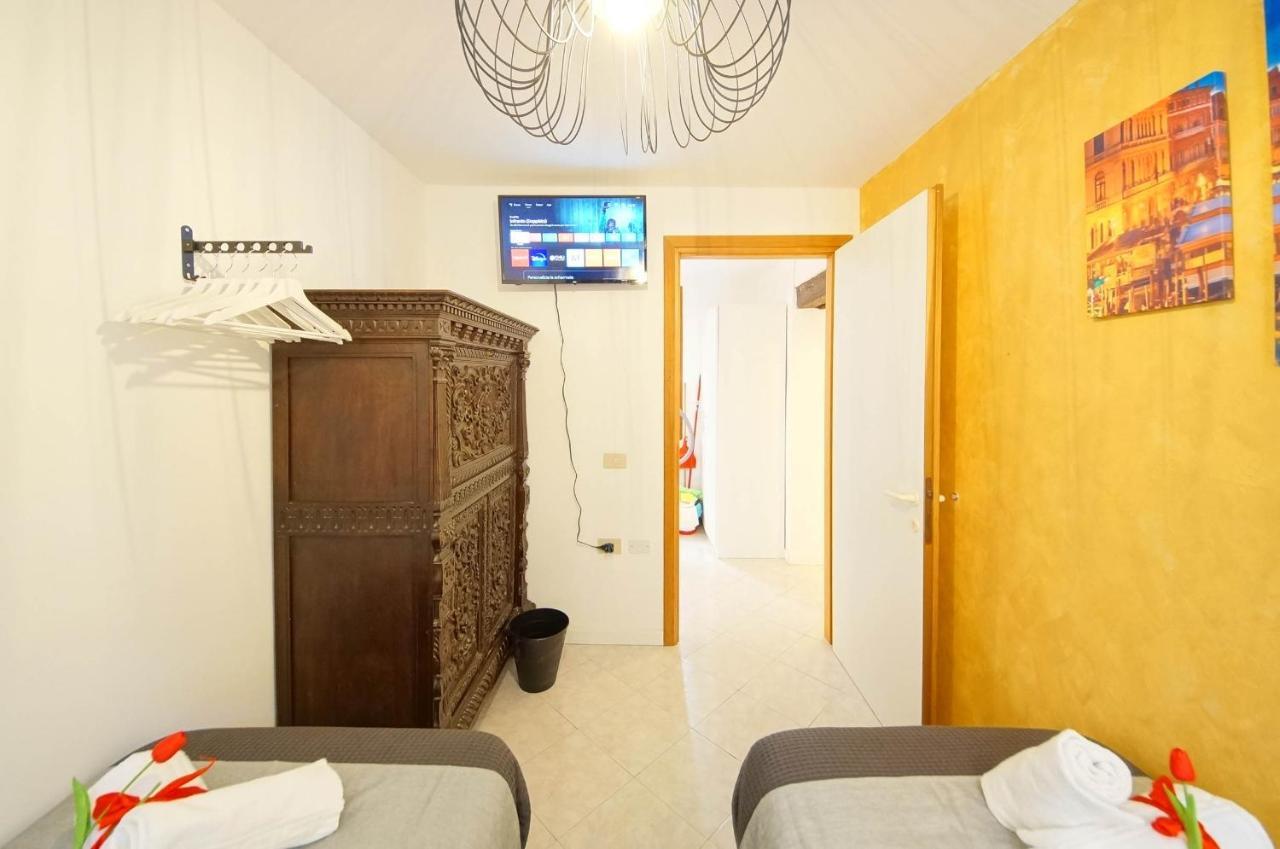 Gondola View Apartment Venesia Bagian luar foto